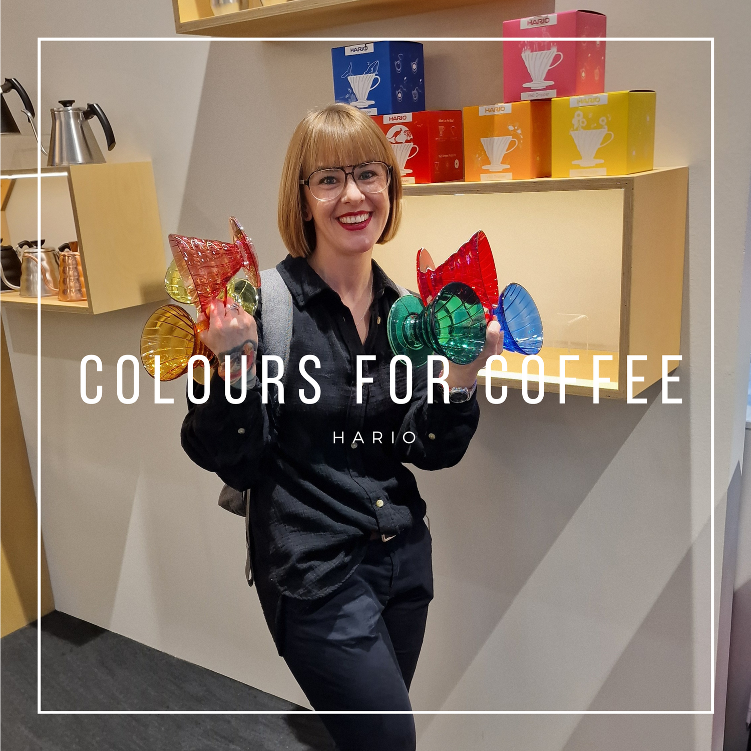 Bild: Dascha hält 6 Hario Filter in der Hand in unterschiedlichen Farben