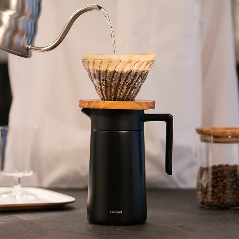 Doppelwandige Isolierkanne, 800ml, Farbe: schwarz, mit einem Dripper aus Olivenholz, Hersteller: Hario