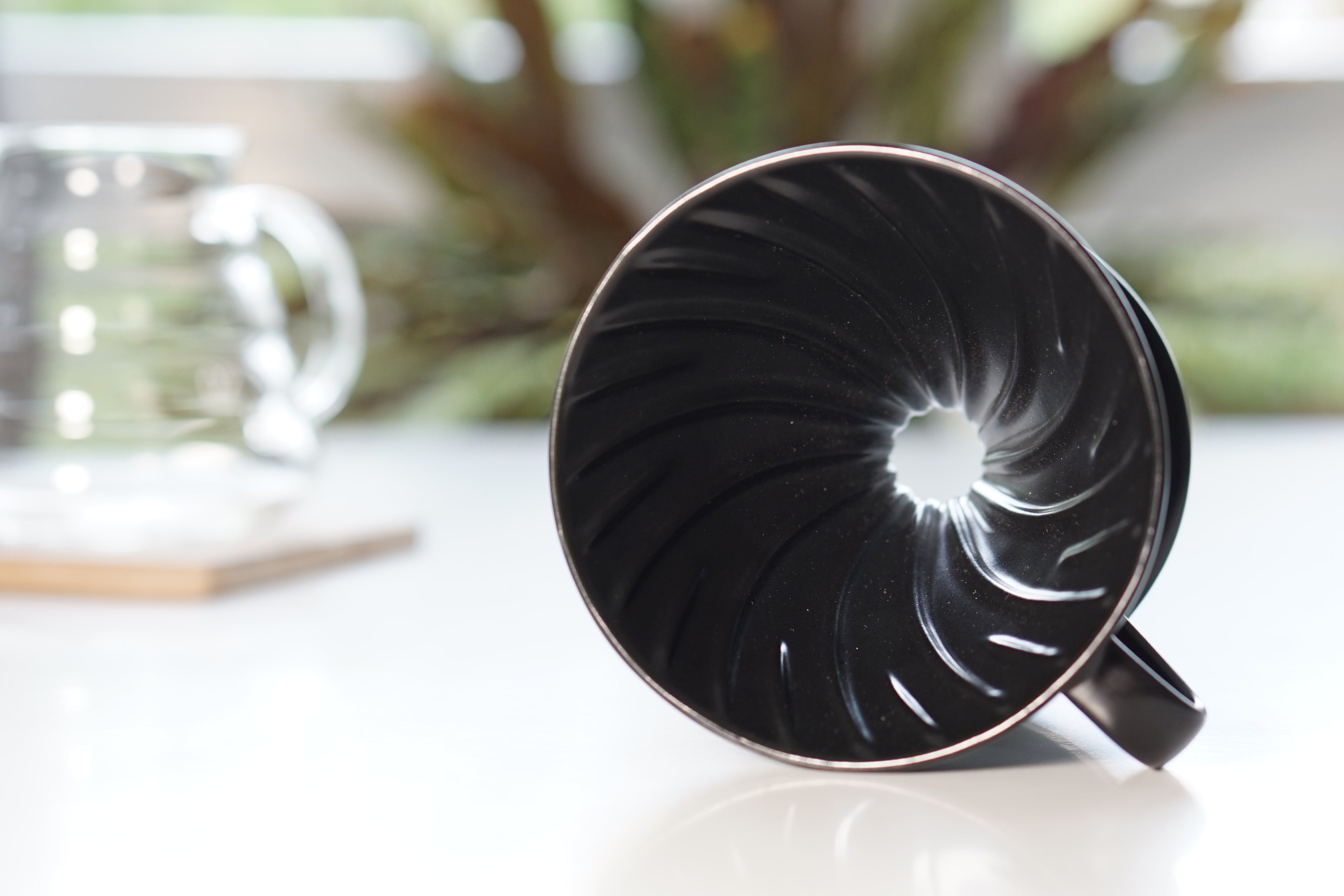 HarioV60, 02, hochwertiger Keramik Kaffeefilter Halter, Farbe: schwarz matt, 1-4 Tassen, Nahaufnahme Rillen innen