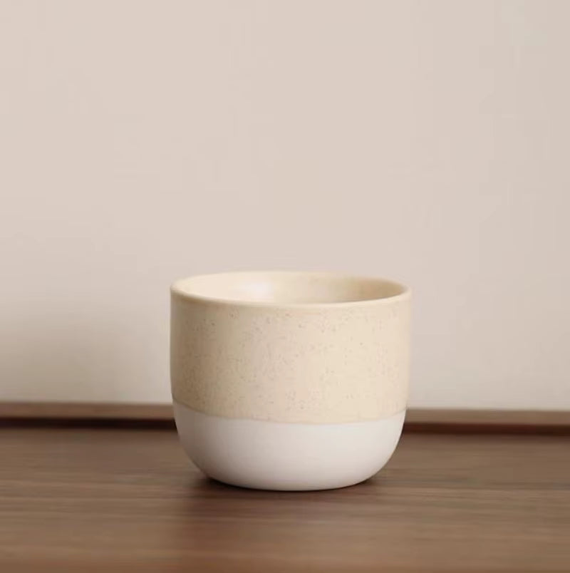 Keramik-Kaffeetasse, japanischer Keramikstil, hell mit farblichem Rand beige, Volumen: 150ml, ohne Griff