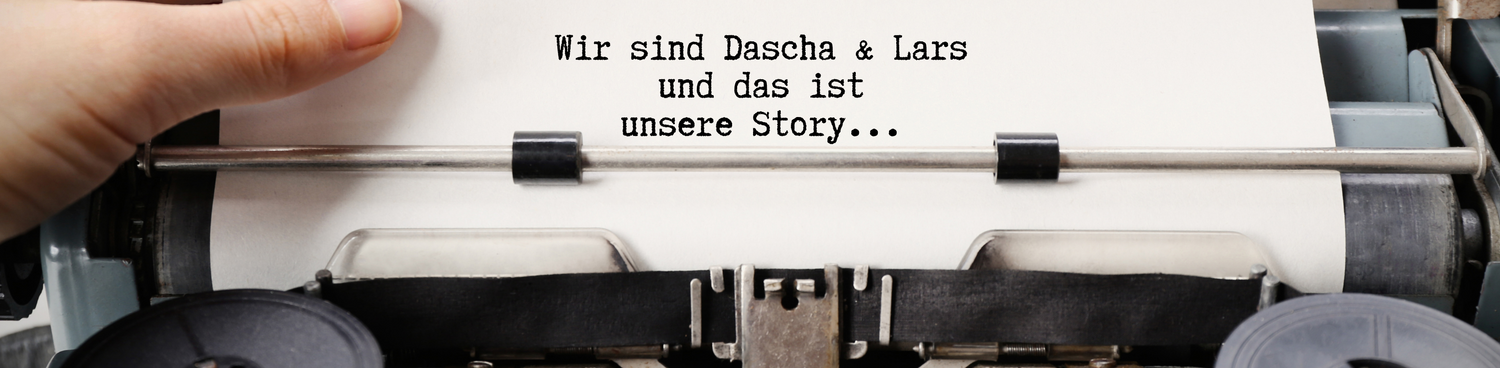 Wir sind Dascha und Lars als Überschrift auf einem weißen Blatt Papier