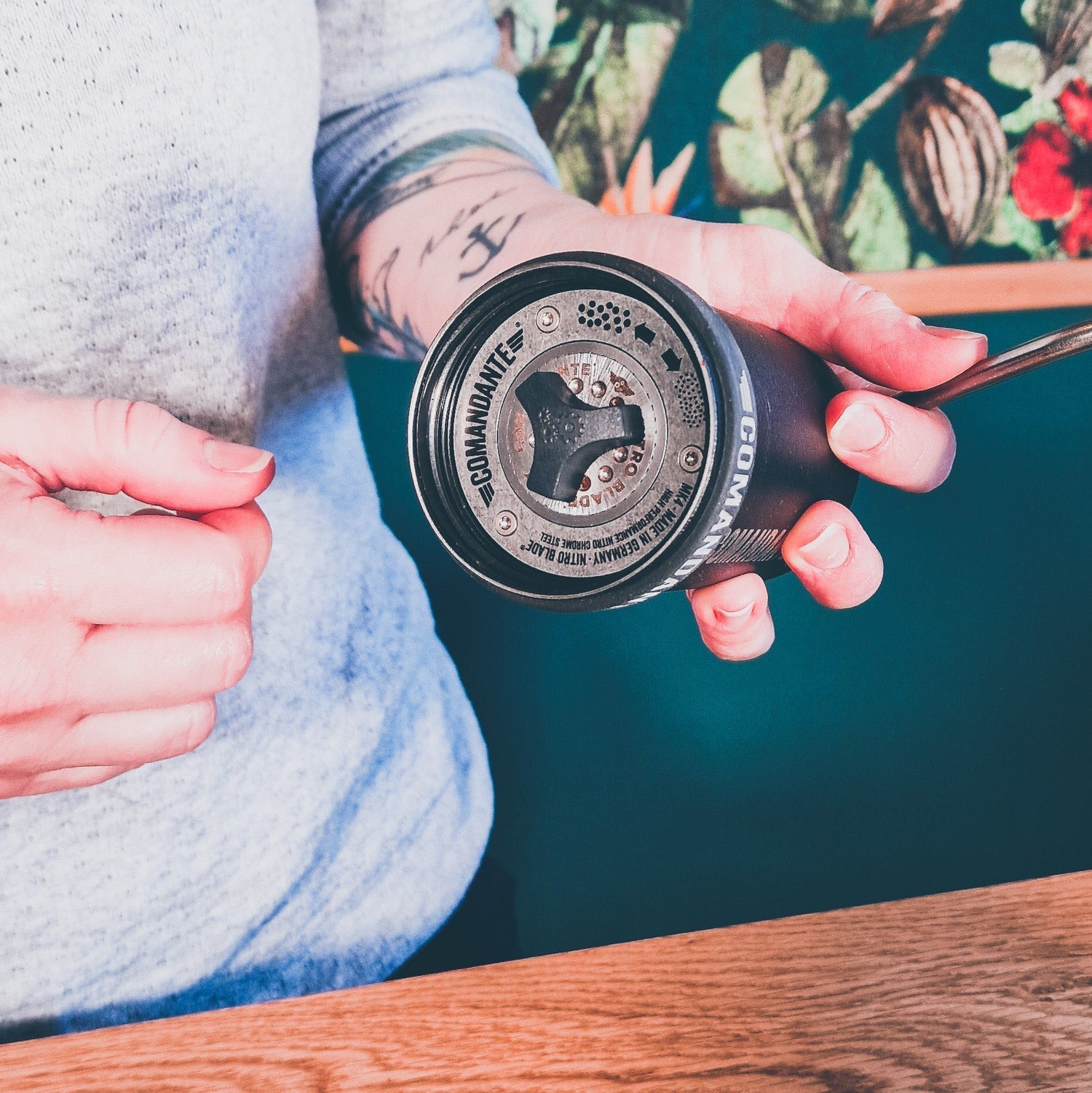 zeigt die Einstellungsmöglichkeit eines Mahlwerkes einer Kaffeemühle