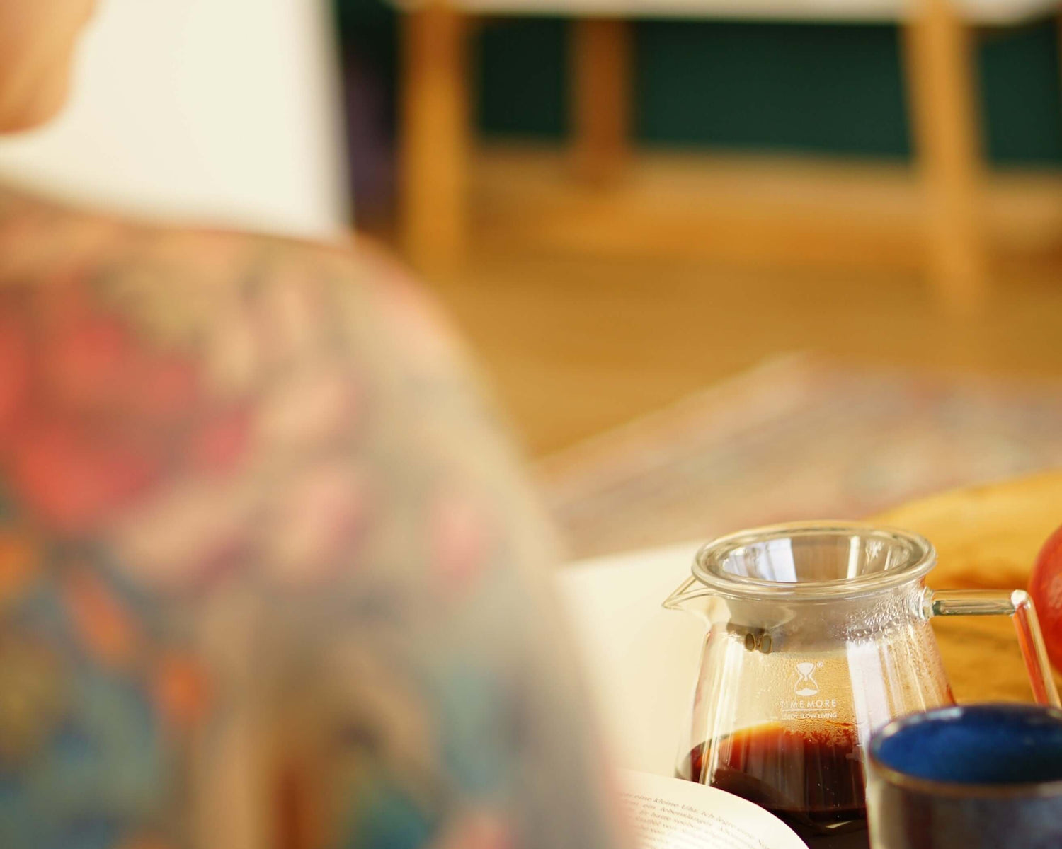 Dascha genießt ihren Kaffee und ein Buch