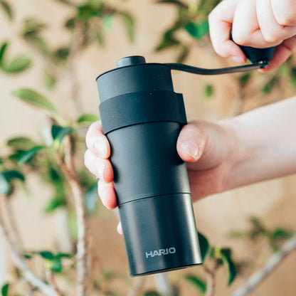 Hario Mini Black Pro Handkaffeemühle mit Edelstahlmahlwerk für frisch gemahlenen Kaffee unterwegs