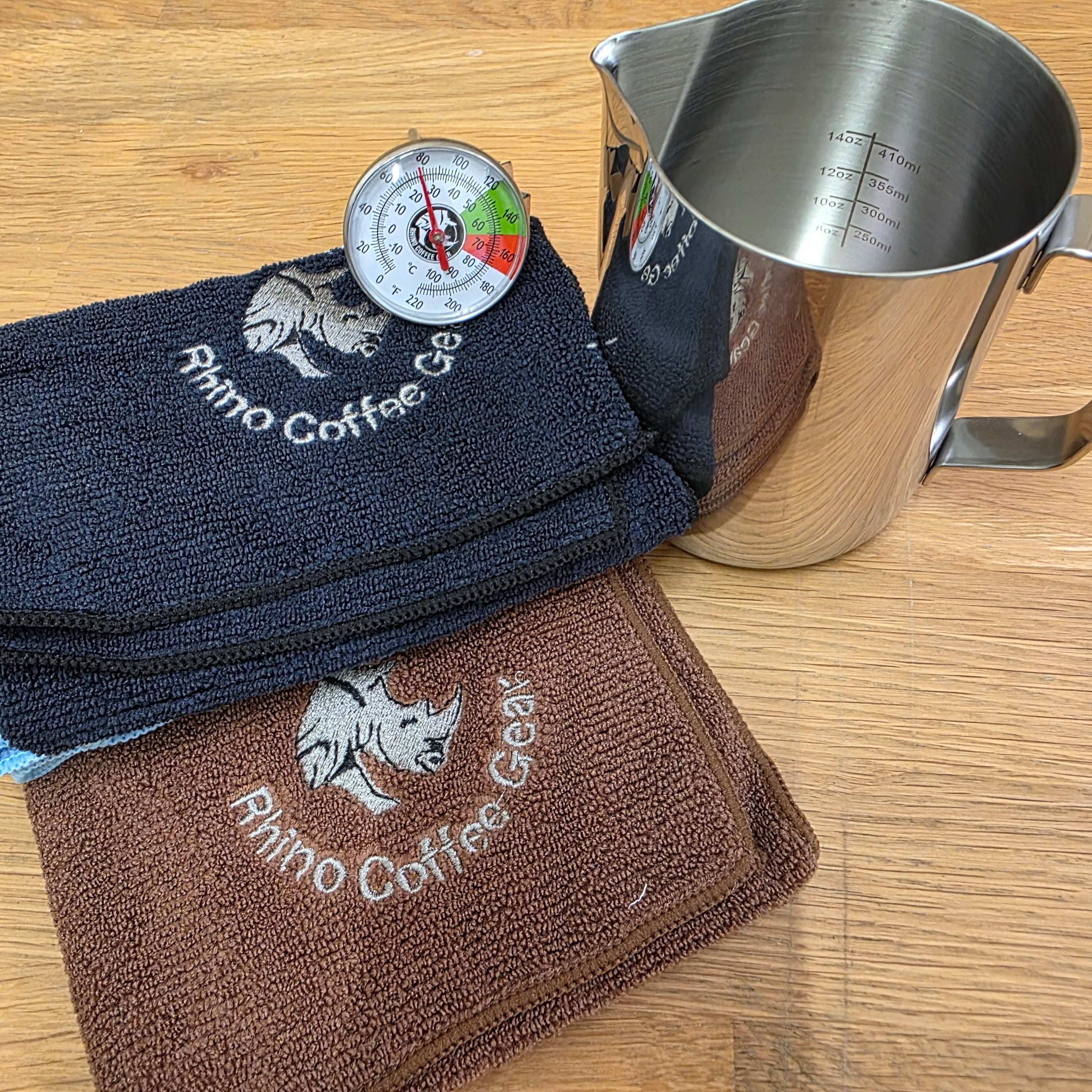 Rhino Edelstahl Milk Pitcher, mit einem 4er Barista-Tuch-Set und einem analogen Thermometer Stick