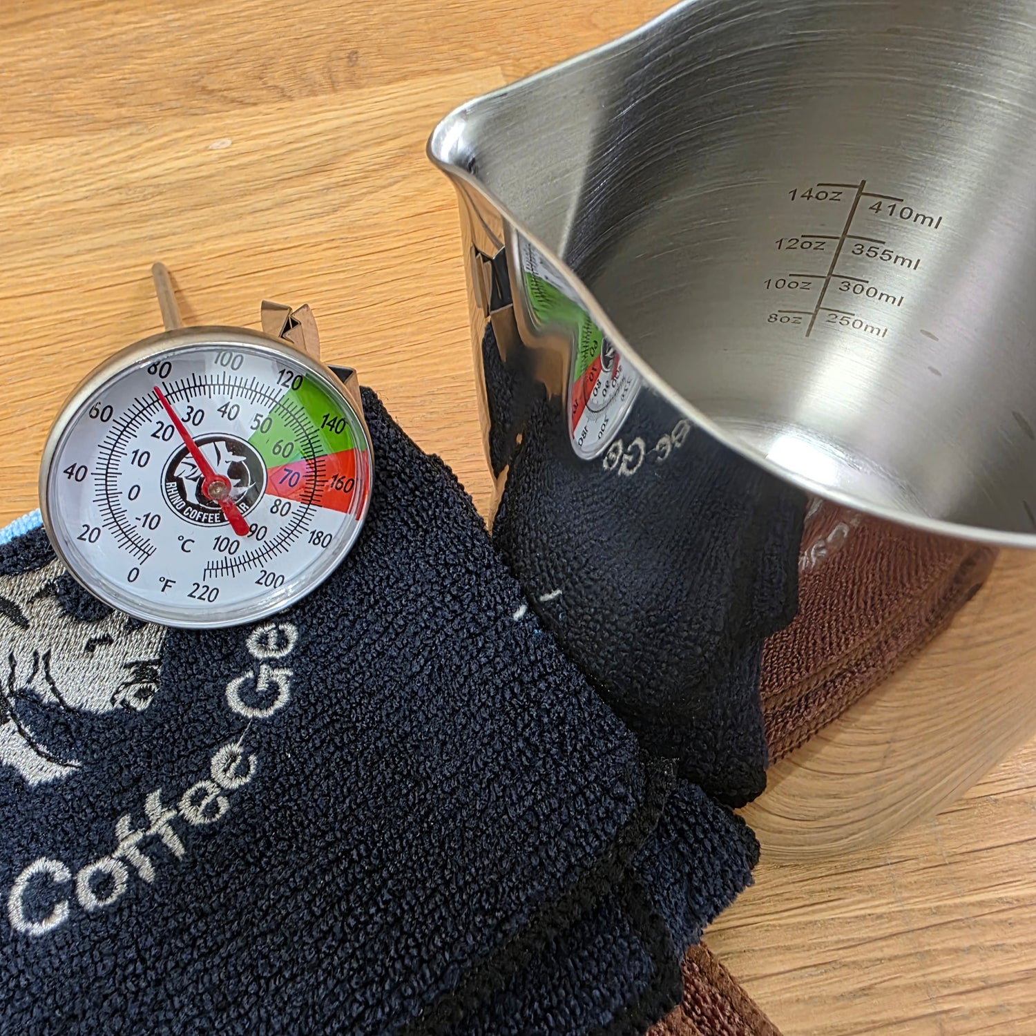 Rhino Edelstahl Milk Pitcher, mit einem 4er Reinigungs-Tuch-Set und einem analogen Thermometer Stick