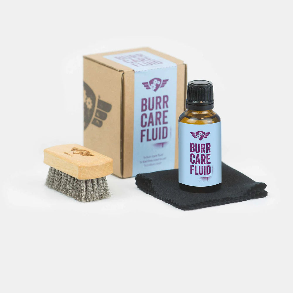 Pflege Set für Kegel Mahlwerke aus Edelstahl von Hand Kaffee Mühlen zum Beispiel Comandante mit einem Pflegetuch, einem Pflege Liquid und einer kleinen Edelstahl Bürste