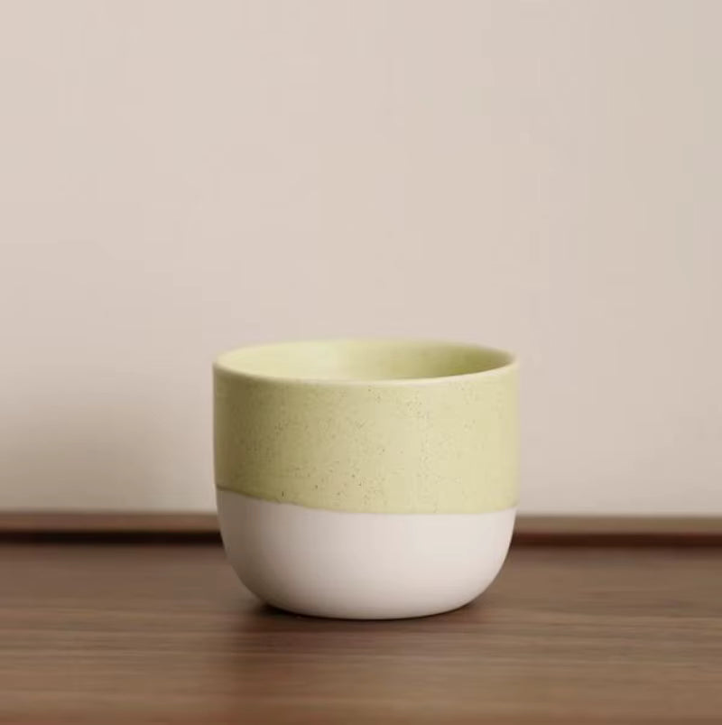 Keramik-Kaffeetasse, japanischer Keramikstil, hell mit farblichem Rand gelb, Volumen: 150ml, ohne Griff