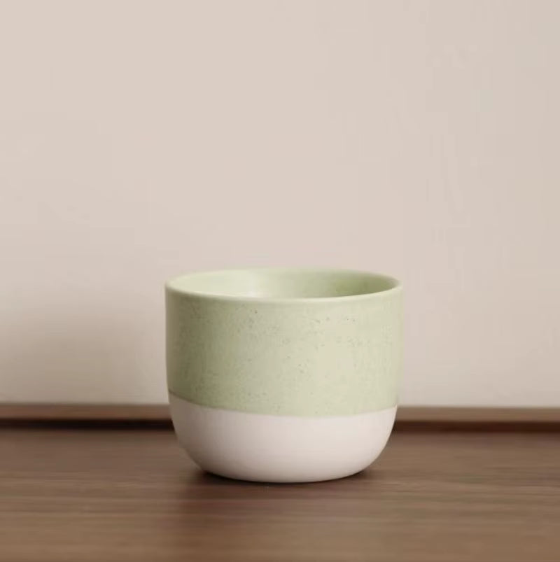 Keramik-Kaffeetasse, japanischer Keramikstil, hell mit farblichem Rand grün, Volumen: 150ml, ohne Griff