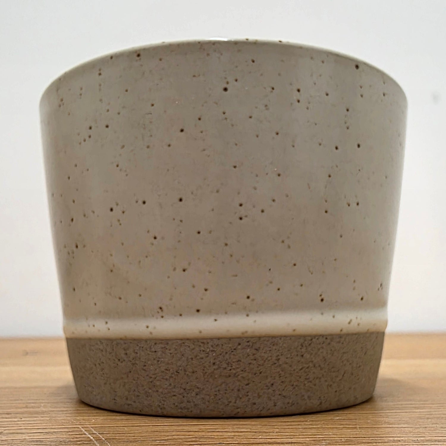 creme farbende Kaffee und Espressotasse im japanischen Stil